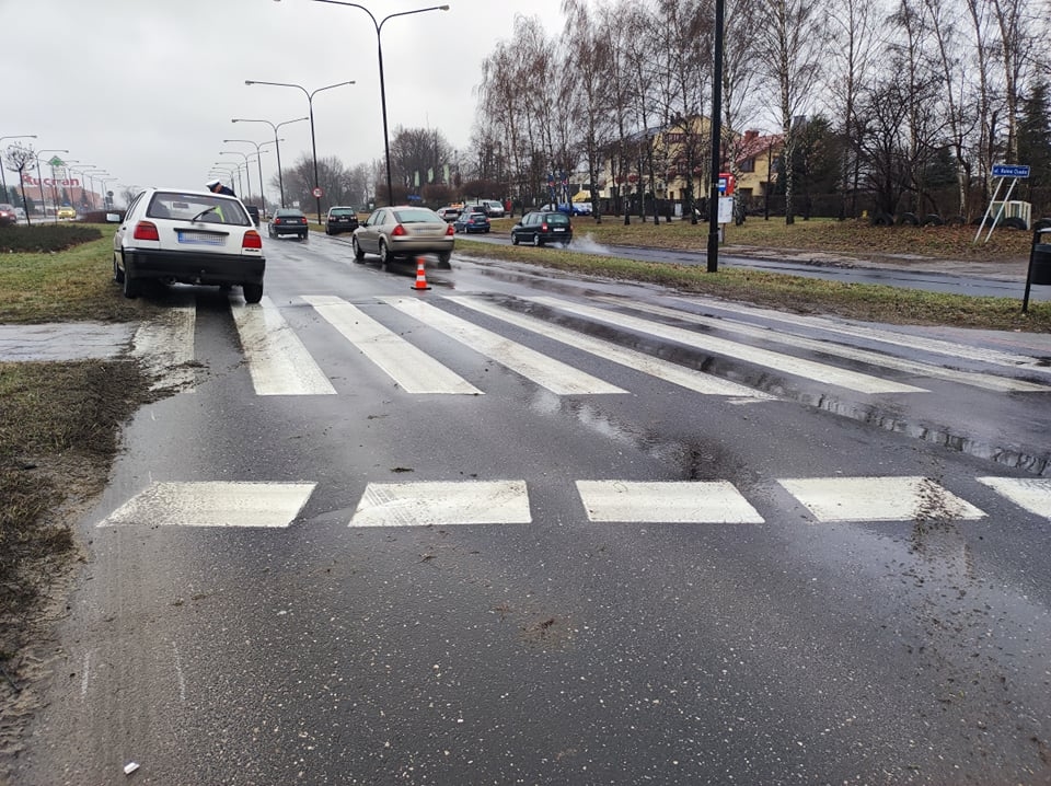 Jeden kierowca zatrzymał się, aby przepuścić pieszą. Drugi w nią wjechał (zdjęcia)