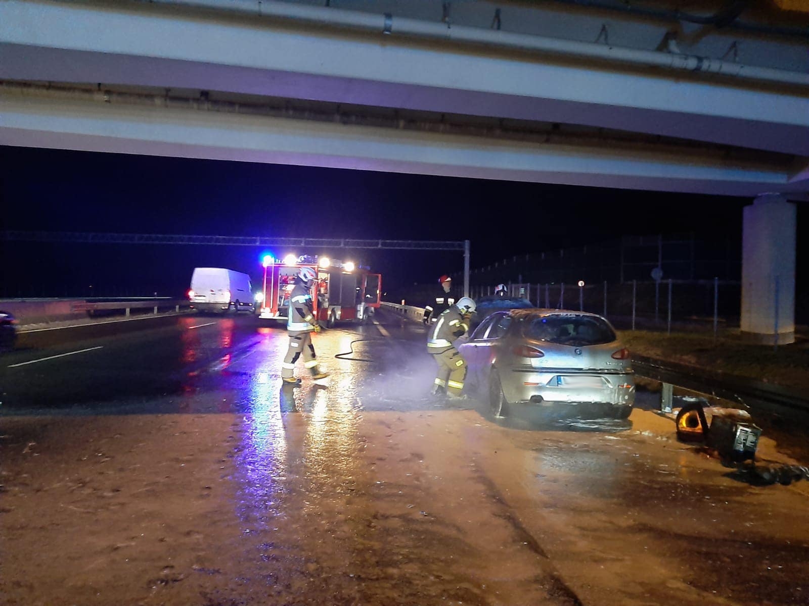 Pożar samochodu na obwodnicy Lublina. Auto niemal doszczętnie spłonęło (zdjęcia)