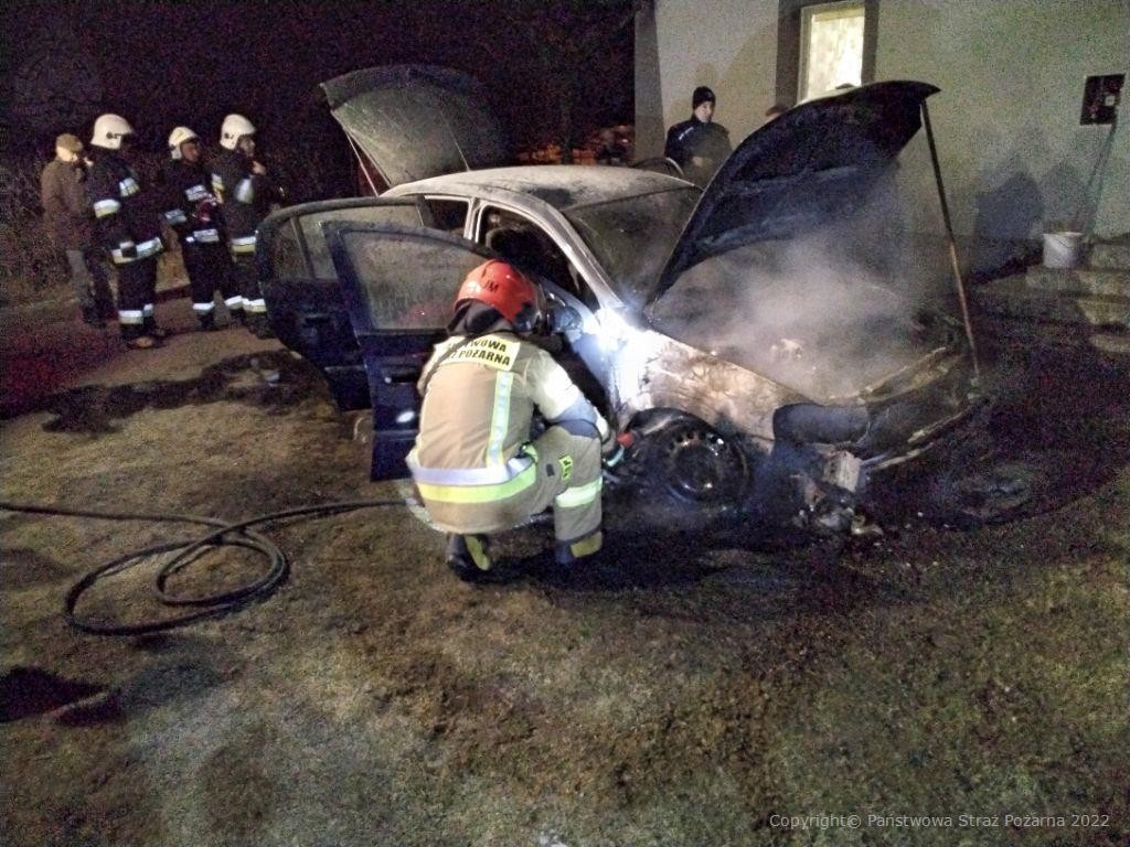 Wieczorny pożar samochodu. W akcji gaśniczej trzy zastępy strażaków (zdjęcia)