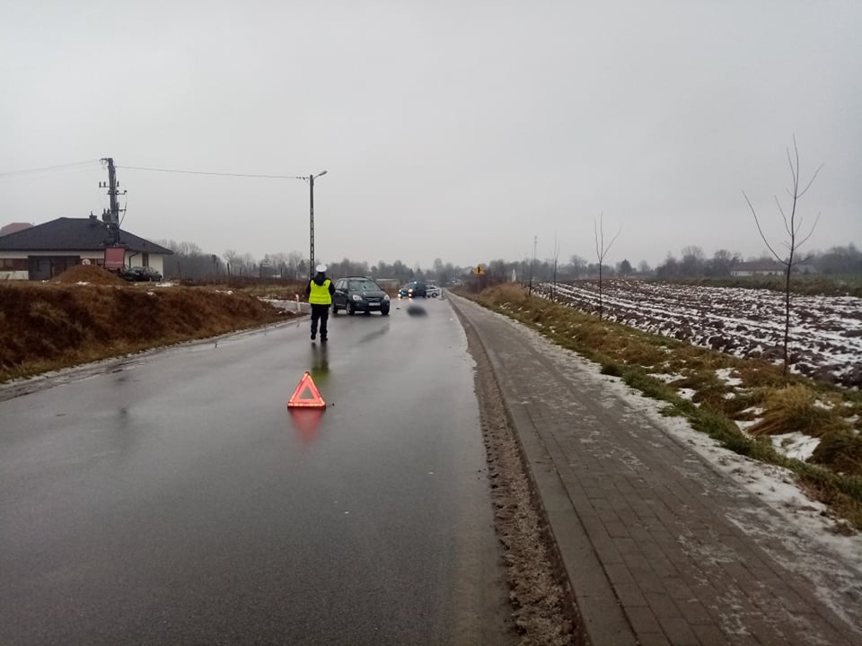 Tragiczny wypadek z udziałem pieszego. Nie żyje mężczyzna potrącony przez kię (zdjęcia)