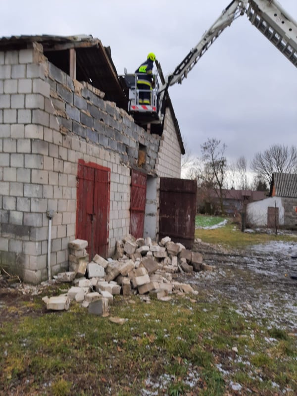 Połamane drzewa, uszkodzone dachy. Interwencje strażaków na terenie powiatu hrubieszowskiego (zdjęcia)