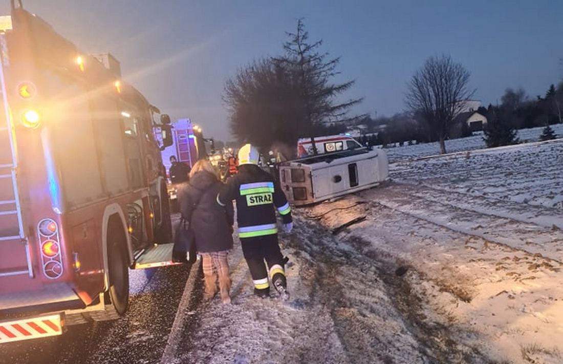 13 osób poszkodowanych w wypadku pasażerskiego busa. Sprawca uciekł z miejsca zdarzenia (zdjęcia)