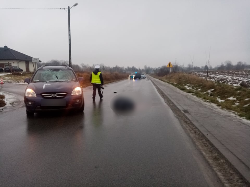 Tragiczny wypadek z udziałem pieszego. Nie żyje mężczyzna potrącony przez kię (zdjęcia)