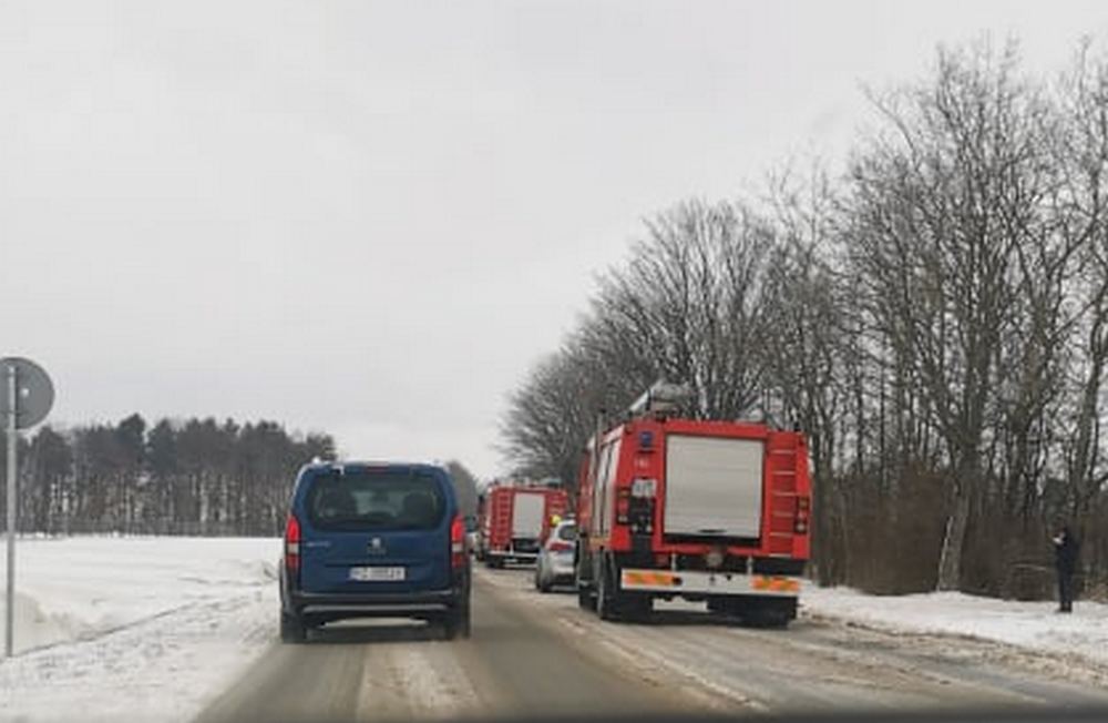 Dachowanie samochodu osobowego na trasie Lublin – Biłgoraj. Jeden pas zablokowany (zdjęcia)