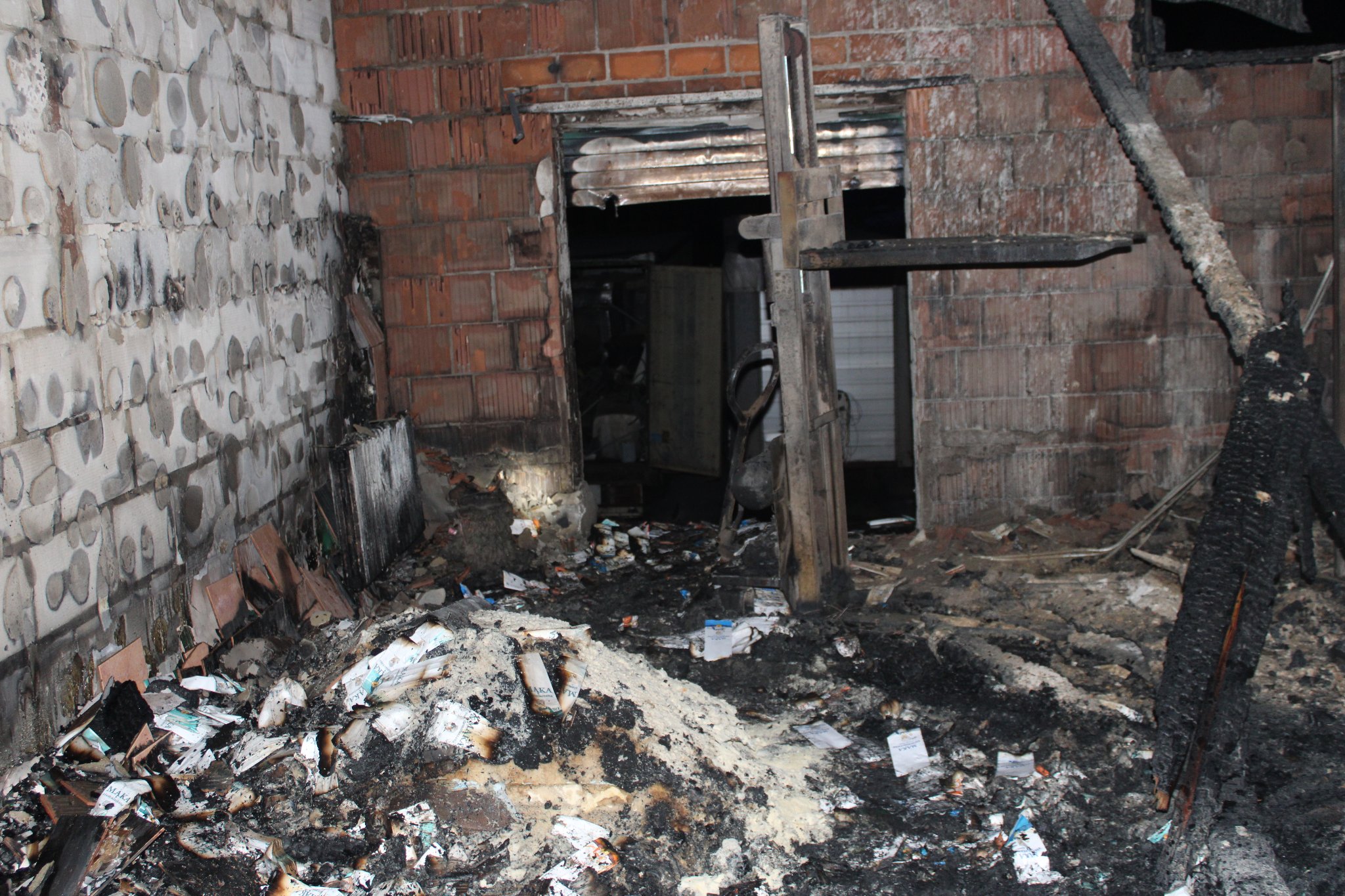 Trudna akcja gaśnicza w budynku produkcyjnym. Wstępne straty oszacowano na 1,5 mln złotych (zdjęcia)