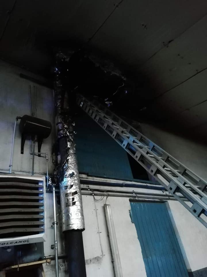 Strażacy walczyli z pożarem garażu. W akcji cztery zastępy straży pożarnej (zdjęcia)