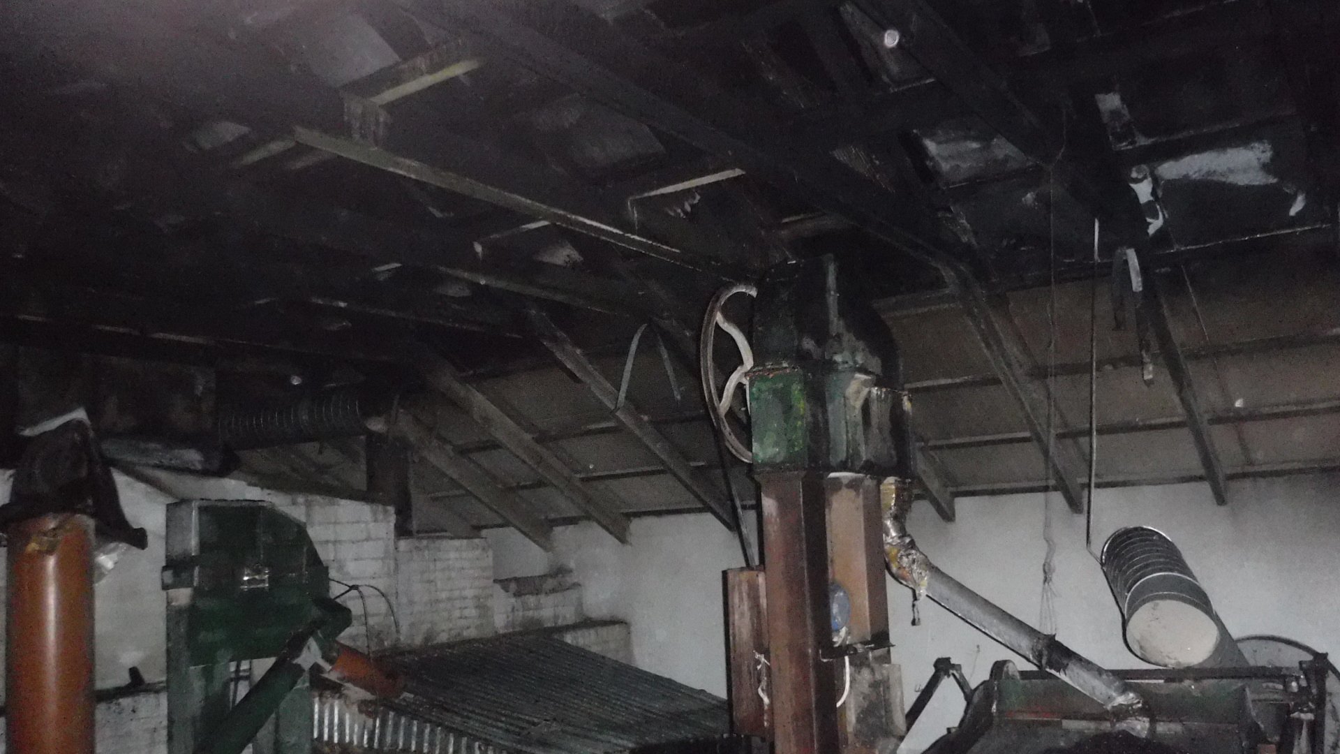 Trudna akcja gaśnicza w budynku produkcyjnym. Wstępne straty oszacowano na 1,5 mln złotych (zdjęcia)