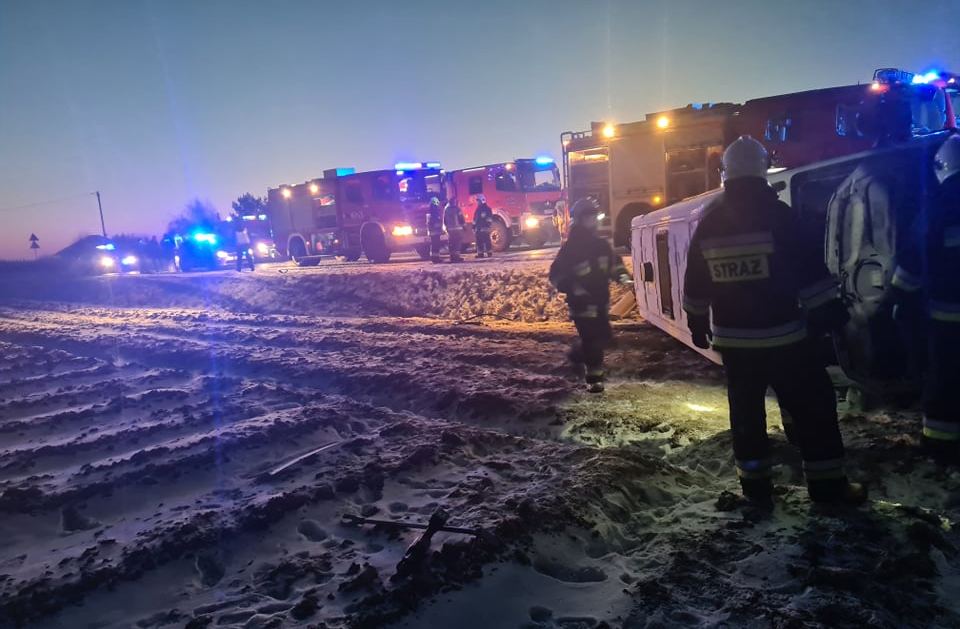 13 osób poszkodowanych w wypadku pasażerskiego busa. Sprawca uciekł z miejsca zdarzenia (zdjęcia)