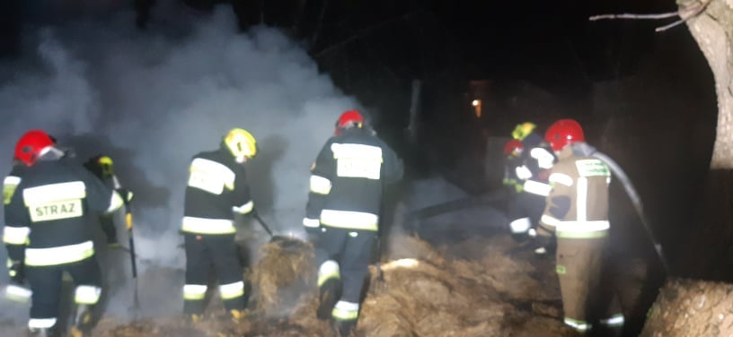 Strażacy walczyli z pożarem stodoły. W akcji gaśniczej sześć zastępów straży pożarnej (zdjęcia)