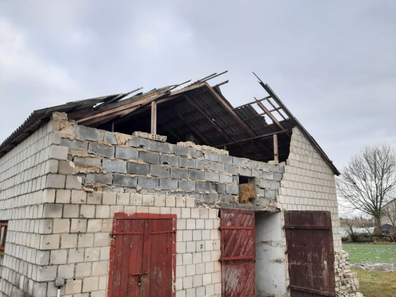 Połamane drzewa, uszkodzone dachy. Interwencje strażaków na terenie powiatu hrubieszowskiego (zdjęcia)