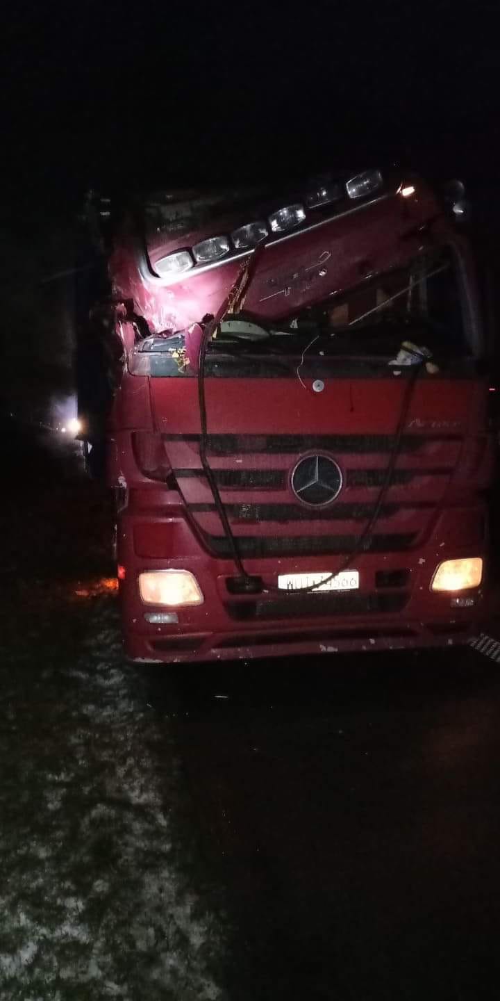 Nocne zderzenie ciężarówek na drodze S17 (zdjęcia)