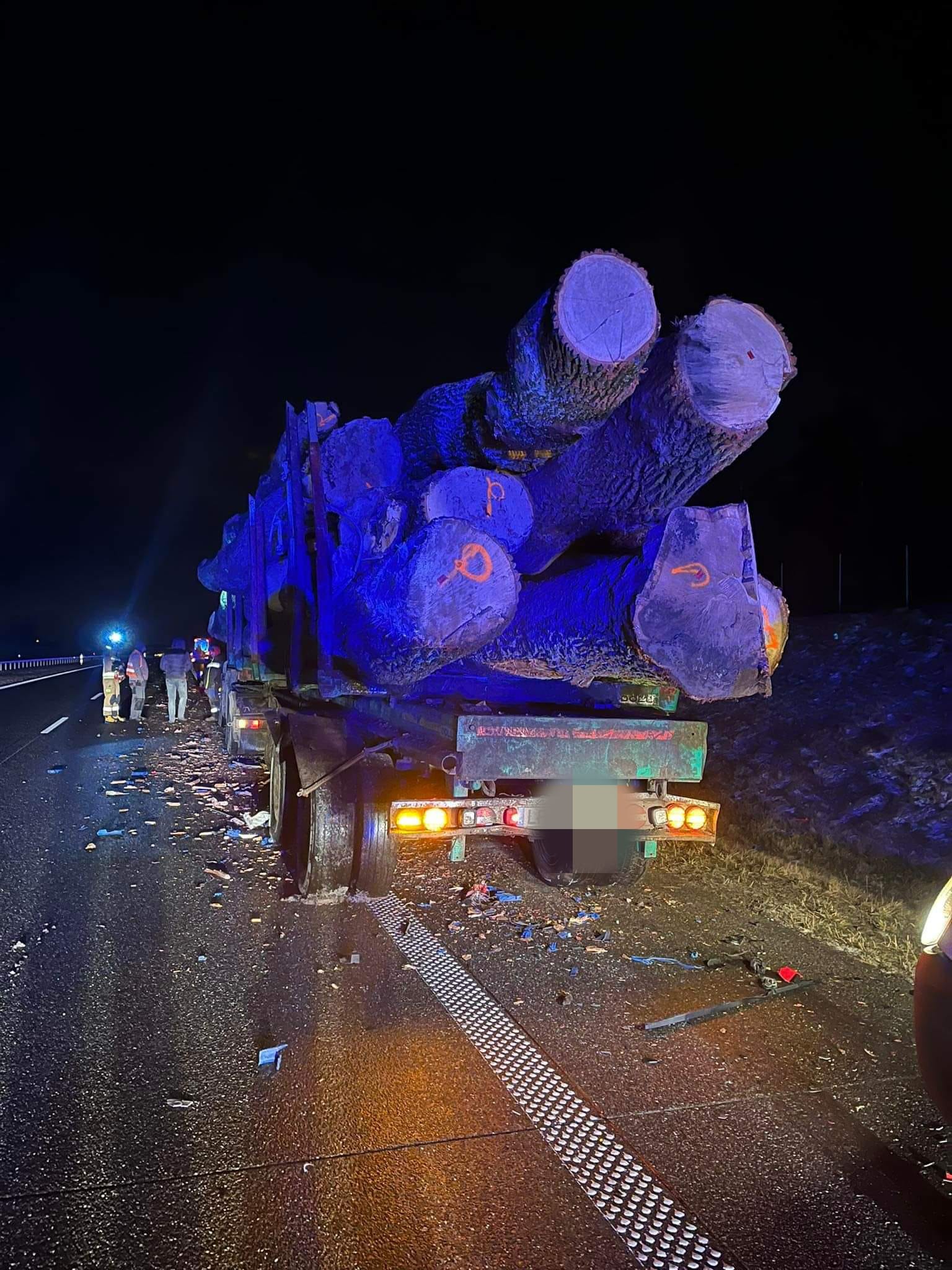 Nocne zderzenie ciężarówek na drodze S17 (zdjęcia)