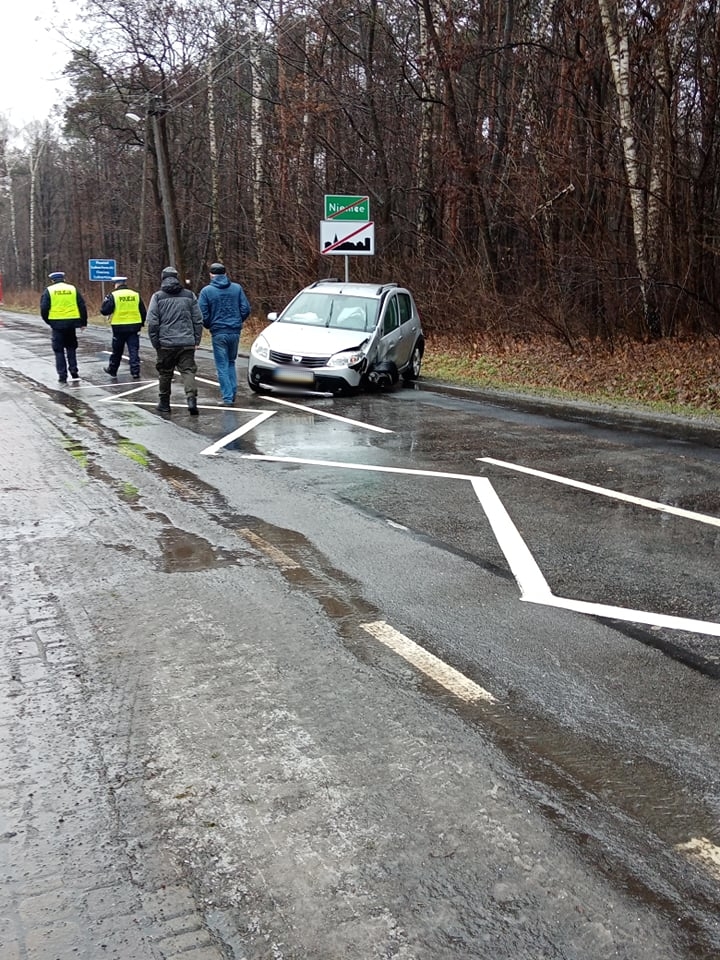 Wypadek na trasie Niemce – Jawidz. Droga jest zablokowana (zdjęcia)