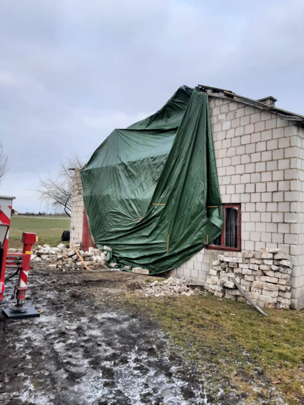 Połamane drzewa, uszkodzone dachy. Interwencje strażaków na terenie powiatu hrubieszowskiego (zdjęcia)