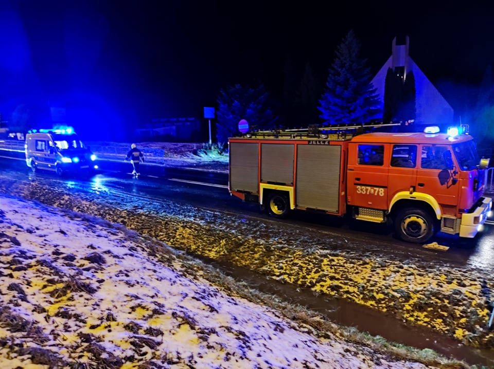 Pojazd dostawczy staranował dwa auta osobowe. Utrudnienia w ruchu na trasie Lublin – Łęczna (zdjęcia)