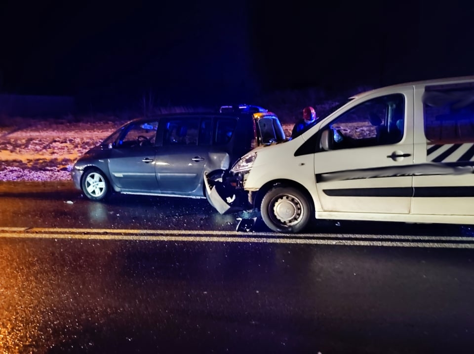 Pojazd dostawczy staranował dwa auta osobowe. Utrudnienia w ruchu na trasie Lublin – Łęczna (zdjęcia)