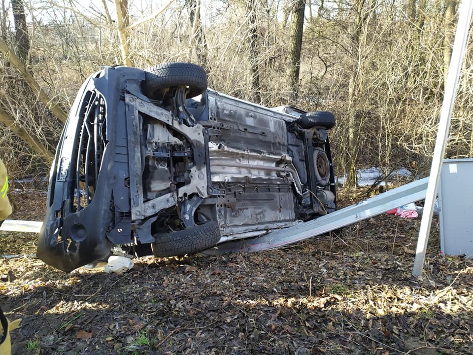 Na łuku jezdni straciła panowanie nad pojazdem. Renault dachował (zdjęcia, wideo)