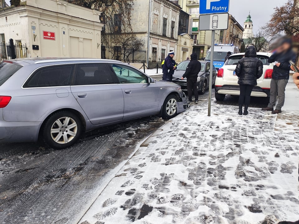Nie wyhamował na śliskiej nawierzchni, doszło do uszkodzenia trzech pojazdów. Utrudnienia w ruchu w centrum Lublina (zdjęcia)