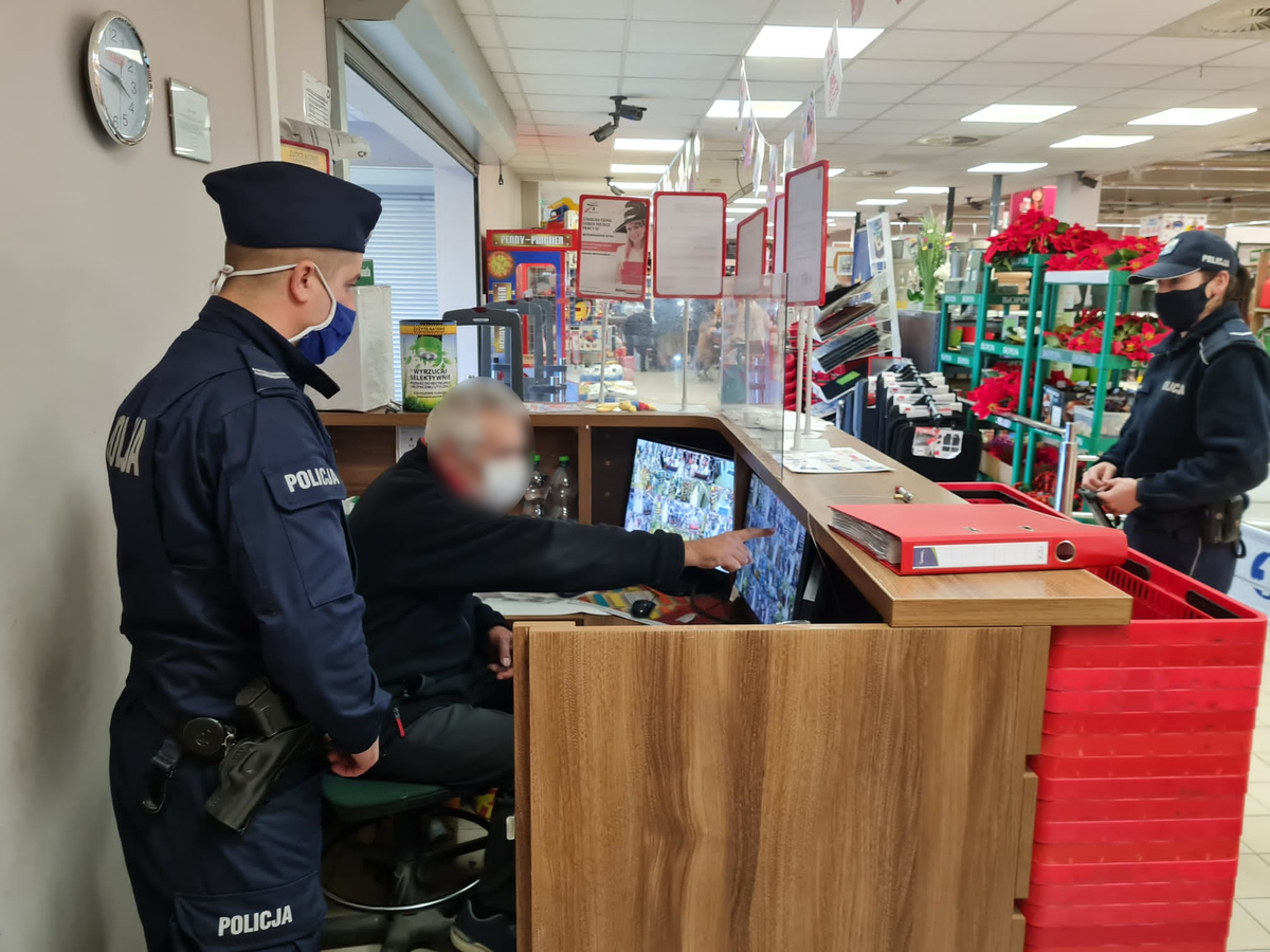 Policjanci nadal prowadzą kontrole obostrzeń sanitarnych w galeriach handlowych, sklepach i autobusach (zdjęcia)