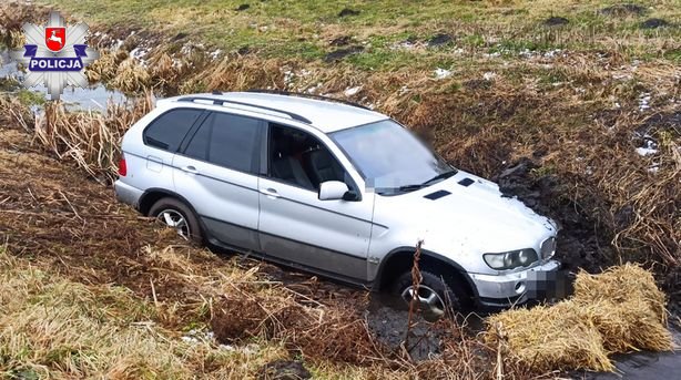 Kierujący BMW, który wjechał do rowu, był pijany. W pojeździe przewoził dziecko (zdjęcia)