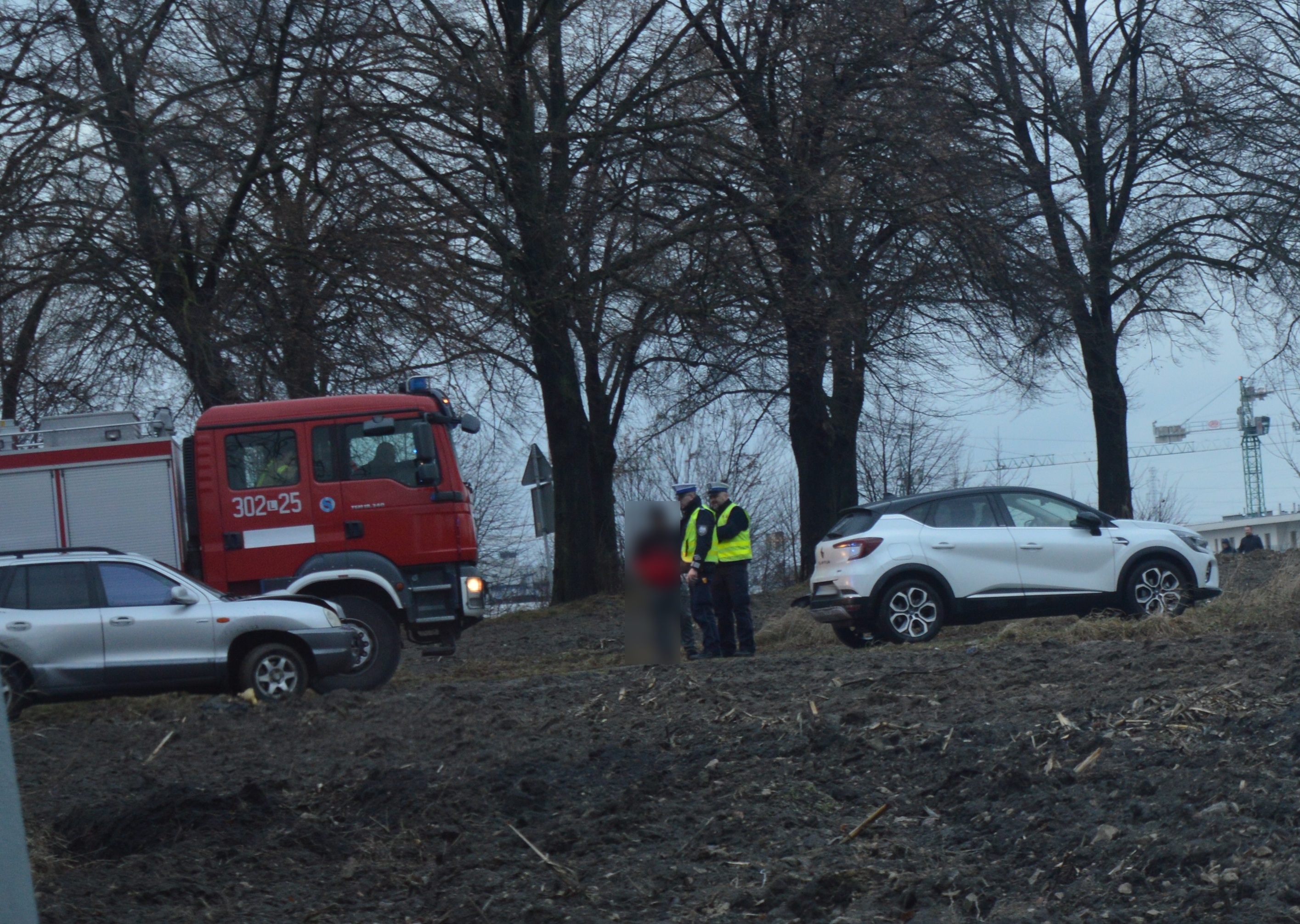 Zderzenie dwóch pojazdów osobowych, na miejscu pracują służby ratunkowe (zdjęcia)