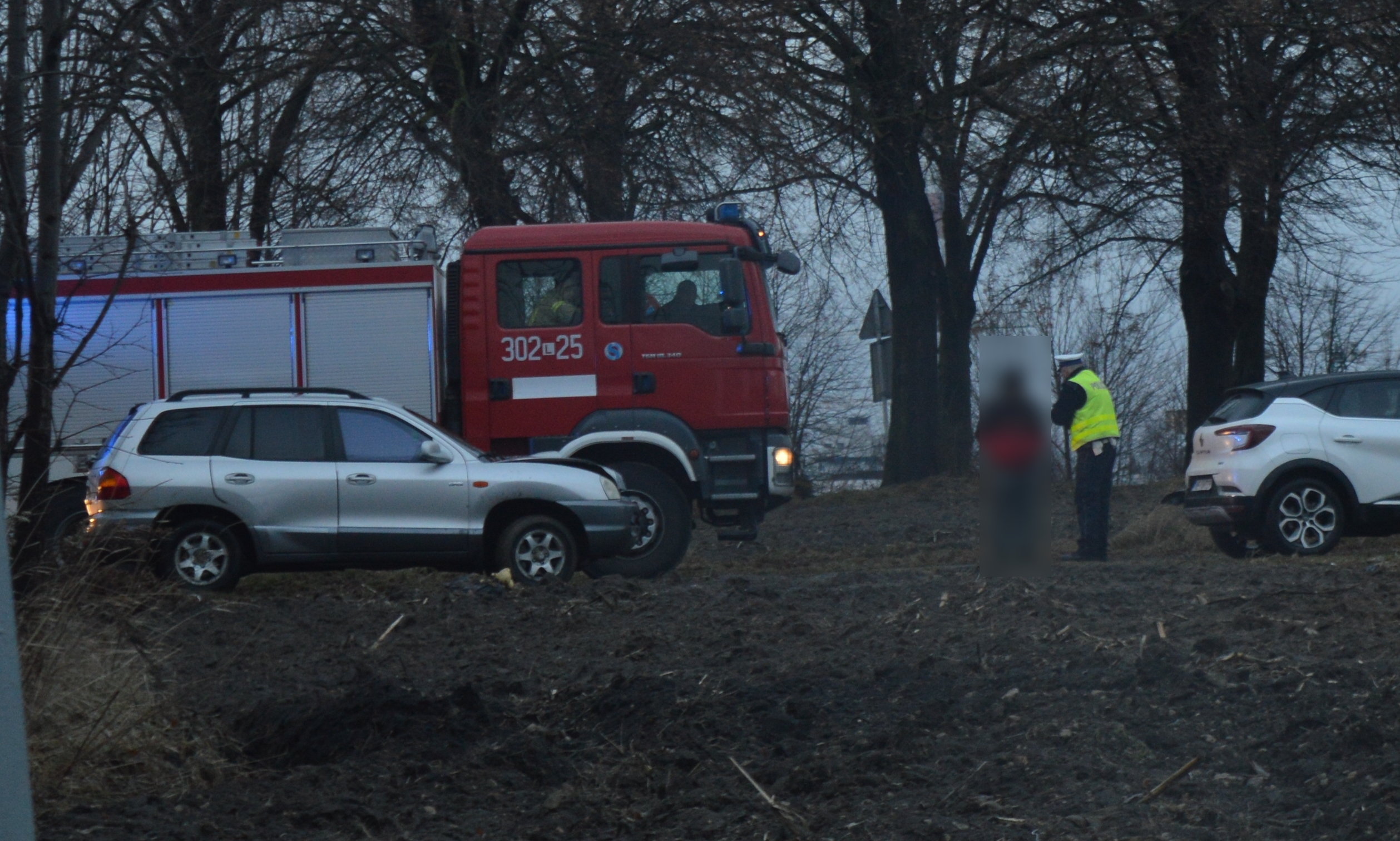 Zderzenie dwóch pojazdów osobowych, na miejscu pracują służby ratunkowe (zdjęcia)