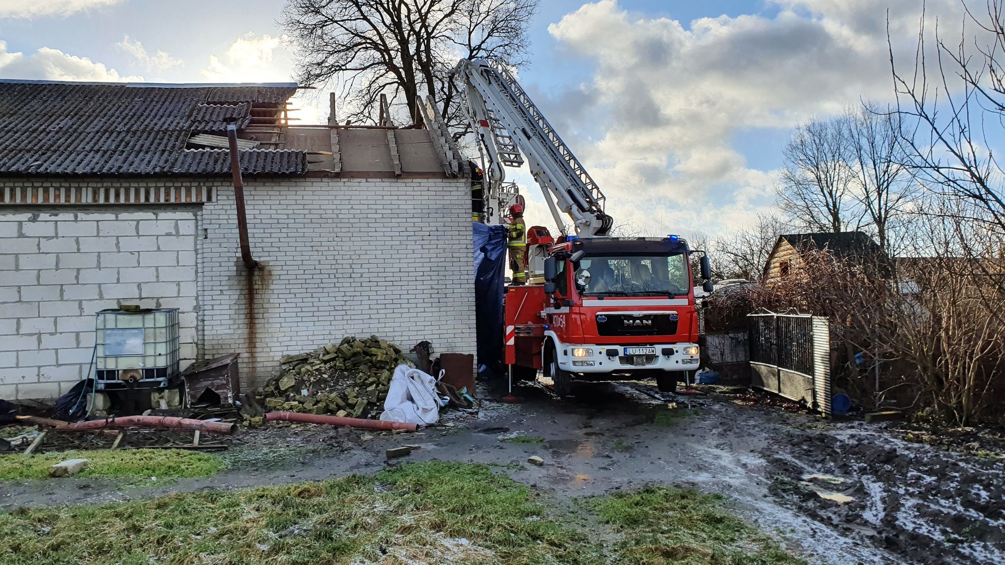 Silny wiatr uszkodził dachy w regionie. Strażacy usuwają skutki poniedziałkowych burz (zdjęcia)