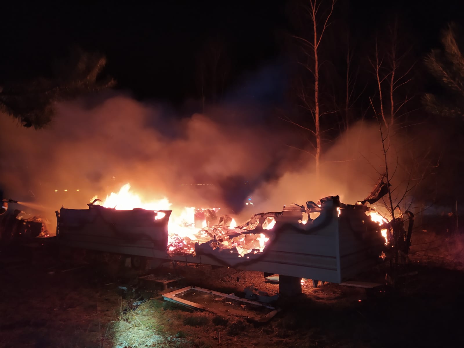 Nocny pożar przyczepy kempingowej (zdjęcia)