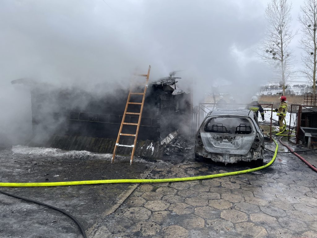 Zaczęło się od pożaru samochodu, po chwili ogień przeniósł się na stodołę (zdjęcia)