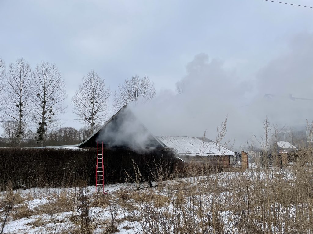 Zaczęło się od pożaru samochodu, po chwili ogień przeniósł się na stodołę (zdjęcia)