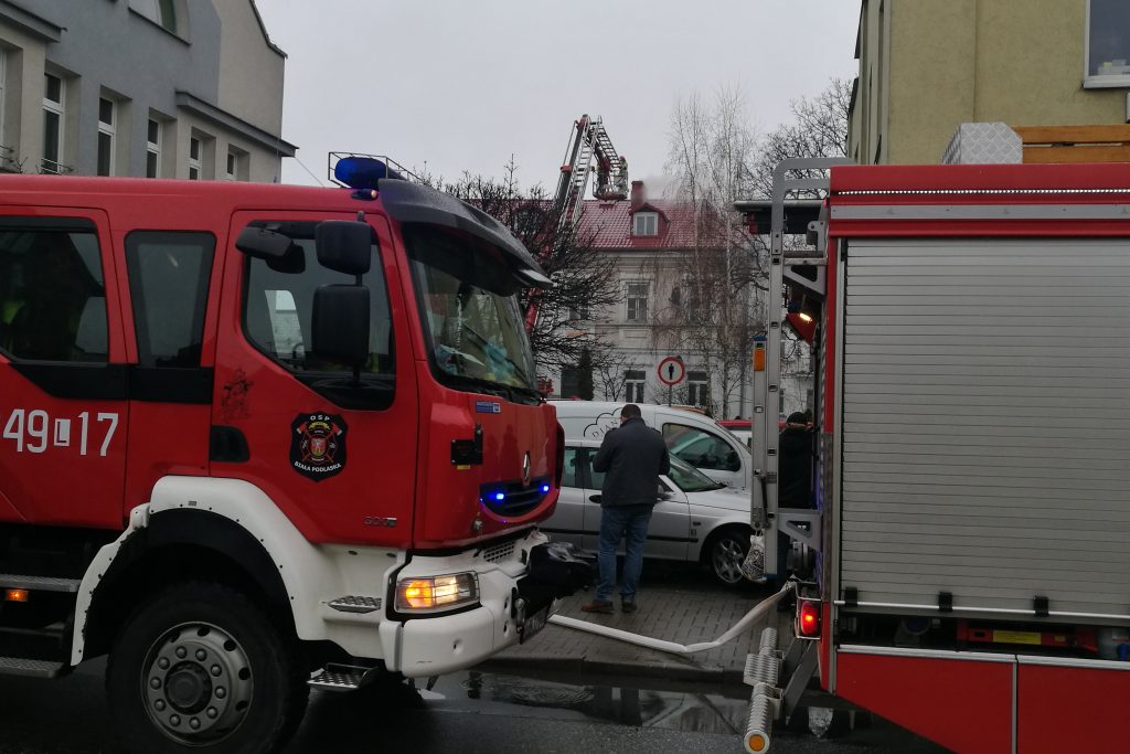 Sylwestrowy pożar sadzy w budynku wielorodzinnym. Pięć zastępów straży pożarnej w akcji (zdjęcia)