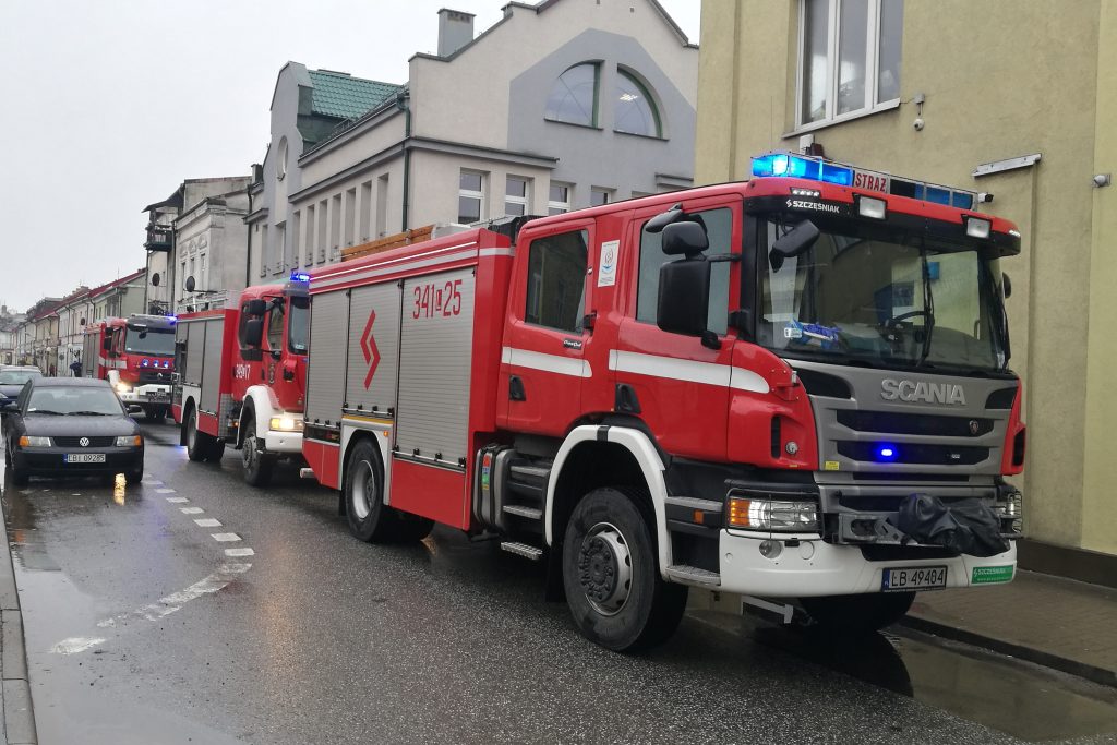 Sylwestrowy pożar sadzy w budynku wielorodzinnym. Pięć zastępów straży pożarnej w akcji (zdjęcia)