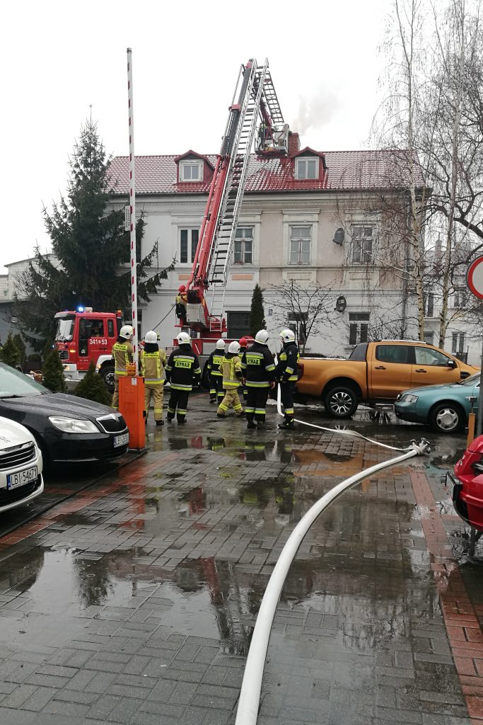 Sylwestrowy pożar sadzy w budynku wielorodzinnym. Pięć zastępów straży pożarnej w akcji (zdjęcia)