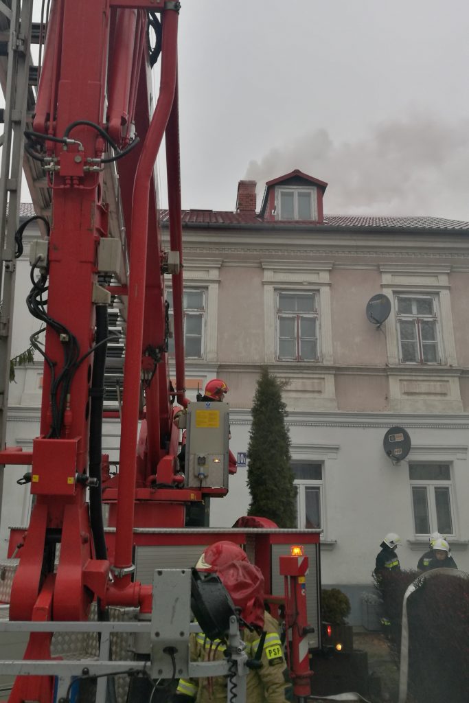 Sylwestrowy pożar sadzy w budynku wielorodzinnym. Pięć zastępów straży pożarnej w akcji (zdjęcia)