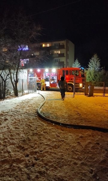 Strażacy walczyli z pożarem budynku mieszkalnego. Dwie osoby trafiły do szpitala (zdjęcia)