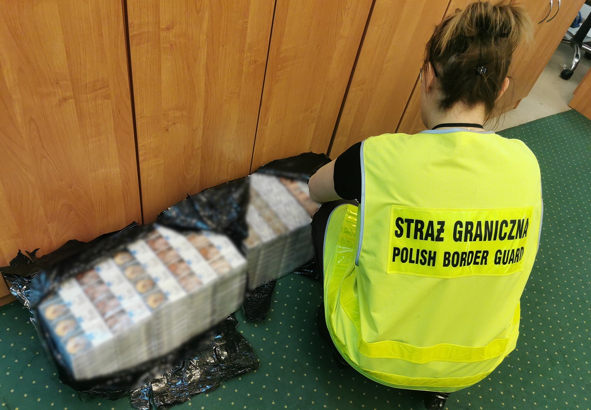 Papierosy spadły z nieba. Trzy osoby zatrzymane, zabezpieczono nielegalny towar (zdjęcia)