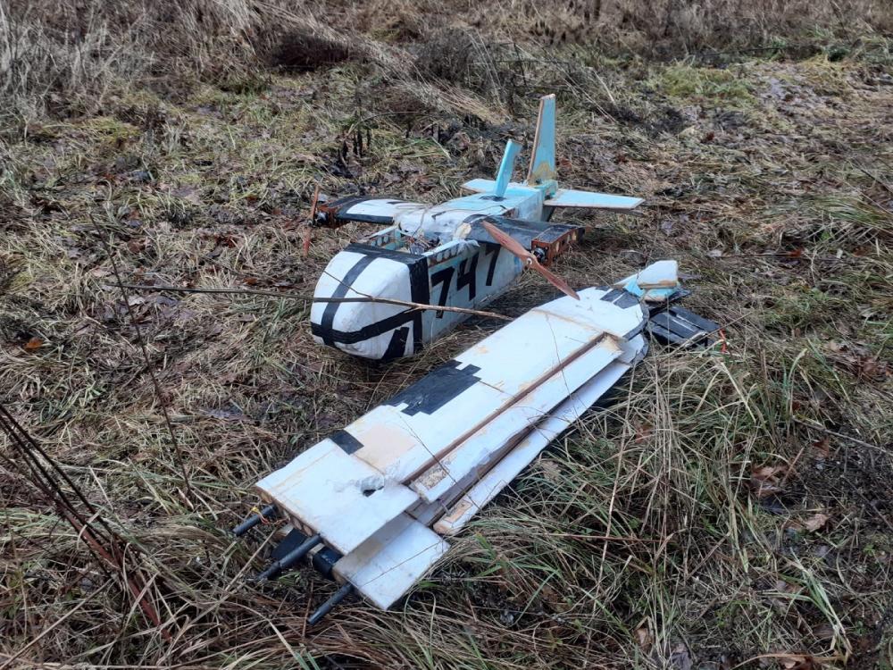 Tajemniczy samolot rozbił się w lesie. Na nietypowe znalezisko natrafili pracownicy nadleśnictwa (zdjęcia)