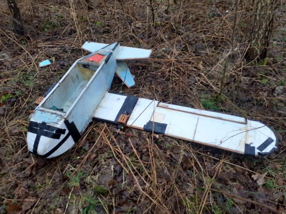Tajemniczy samolot rozbił się w lesie. Na nietypowe znalezisko natrafili pracownicy nadleśnictwa (zdjęcia)
