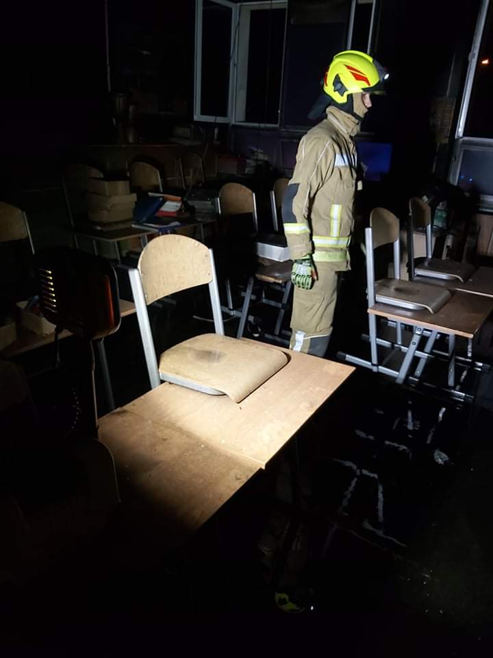 Po pożarze w szkole, uczniowie siedzą w domach. Wolnego jednak nie mają (zdjęcia)