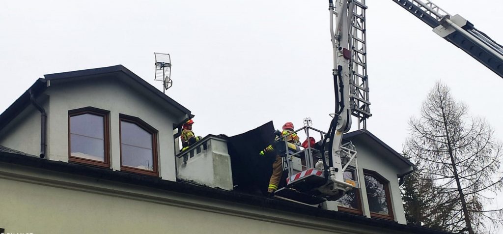 Uszkodzony dach na klasztorze w Orchówku. Interweniowali strażacy (zdjęcia)