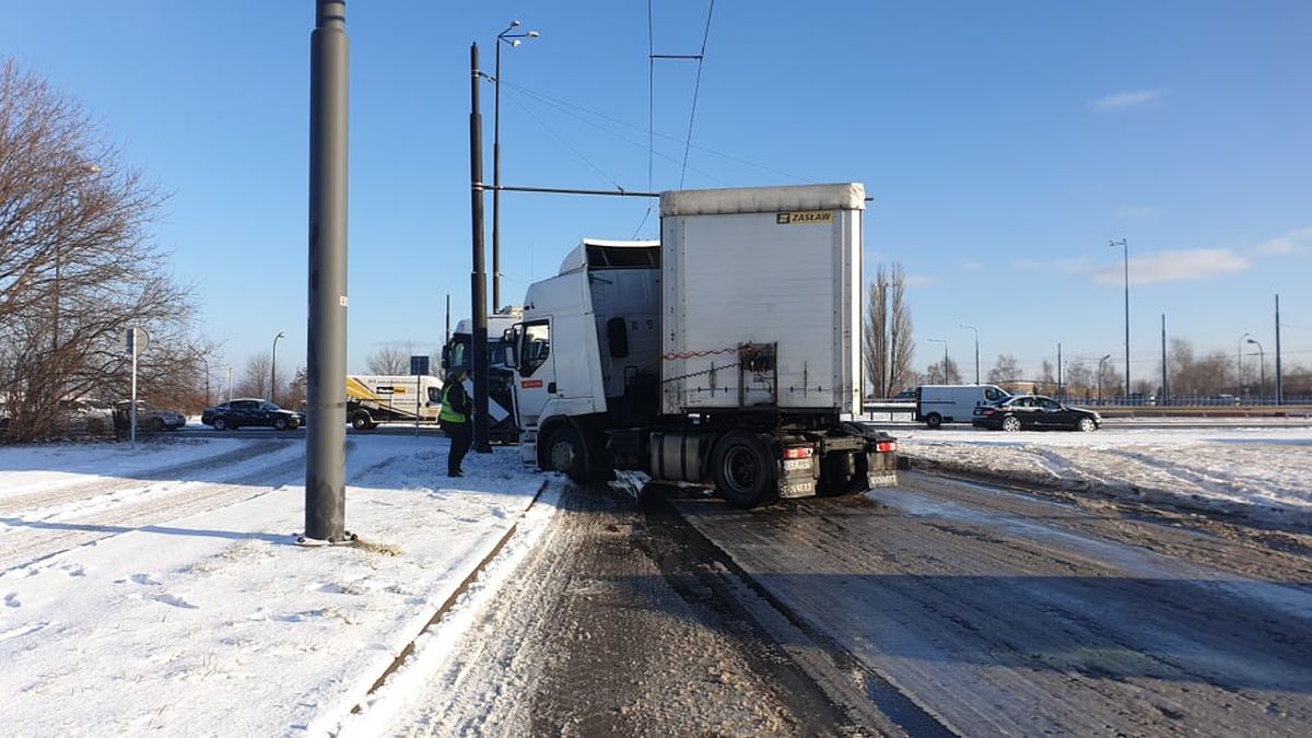 Nie zdołał wyhamować na oblodzonej jezdni. Zderzyły się dwie ciężarówki i auto dostawcze (zdjęcia)