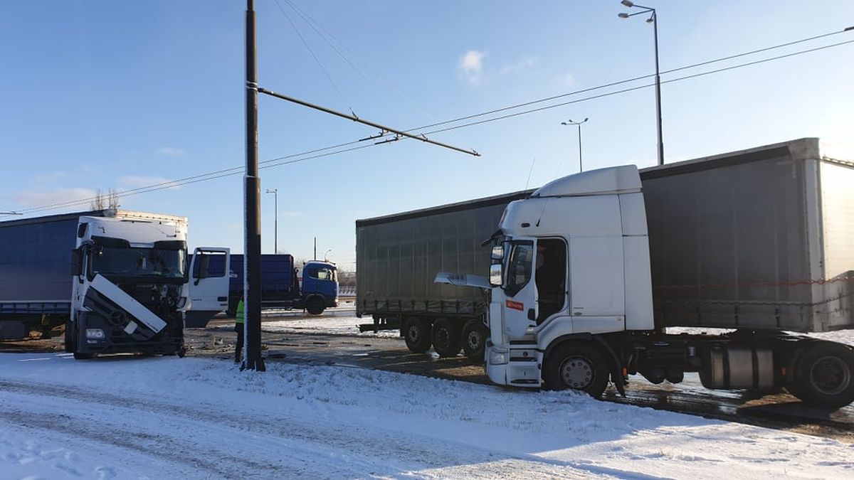 Nie zdołał wyhamować na oblodzonej jezdni. Zderzyły się dwie ciężarówki i auto dostawcze (zdjęcia)