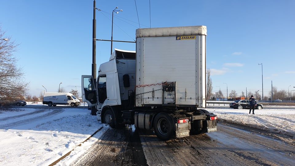 Nie zdołał wyhamować na oblodzonej jezdni. Zderzyły się dwie ciężarówki i auto dostawcze (zdjęcia)