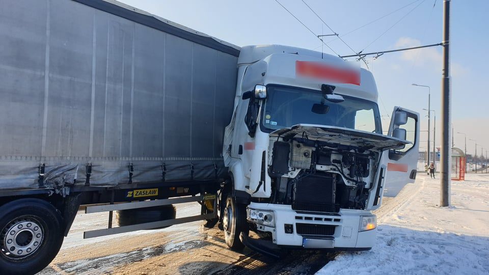 Nie zdołał wyhamować na oblodzonej jezdni. Zderzyły się dwie ciężarówki i auto dostawcze (zdjęcia)