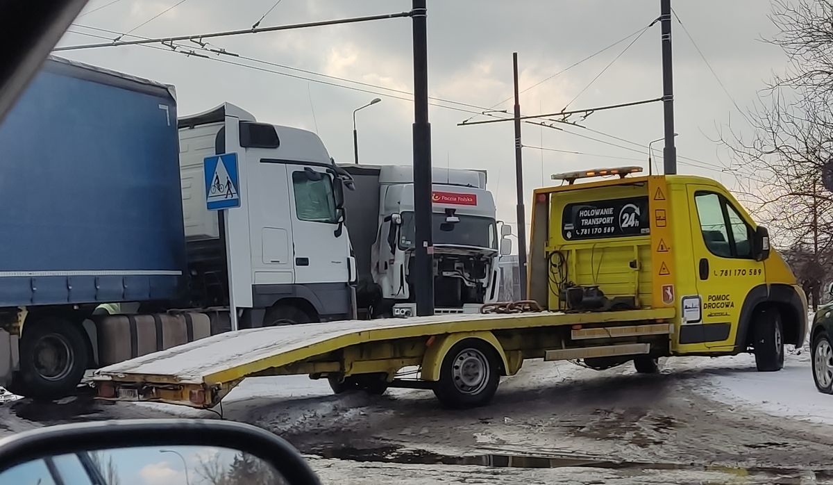 Nie zdołał wyhamować na oblodzonej jezdni. Zderzyły się dwie ciężarówki i auto dostawcze (zdjęcia)