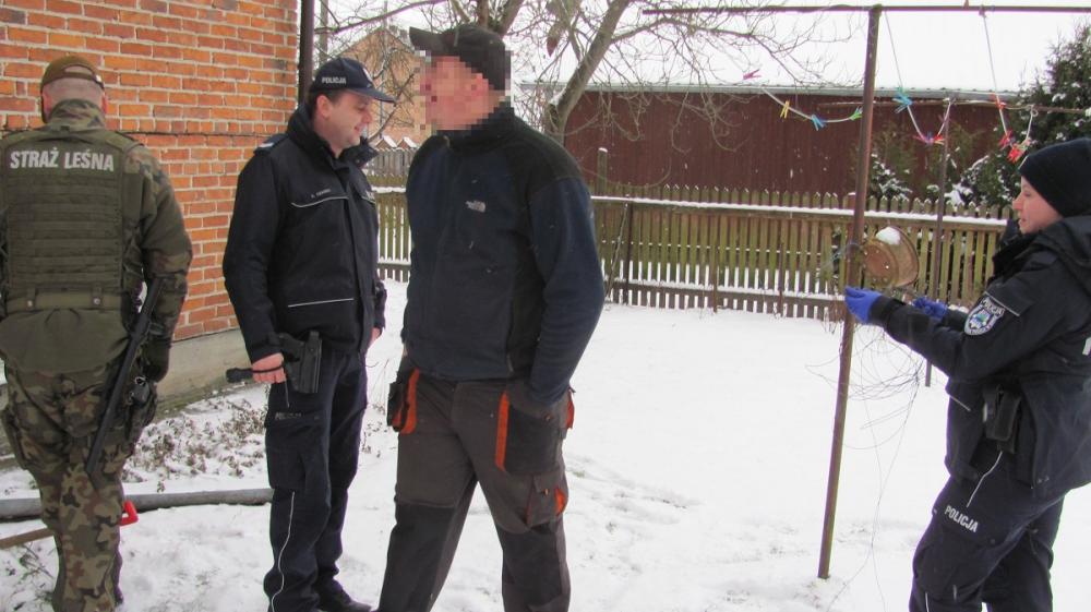 Znaleźli w lesie pętlę ze stalowej linki, postanowili zamontować ukrytą kamerę. Ta nagrała poczynania kłusownika (zdjęcia)