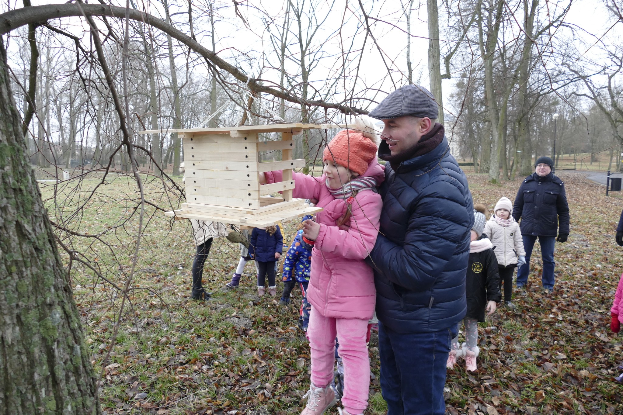 Przedszkolaki wraz z rodzicami wykonały karmniki dla ptaków. Umieszczono je w parku miejskim (zdjęcia)