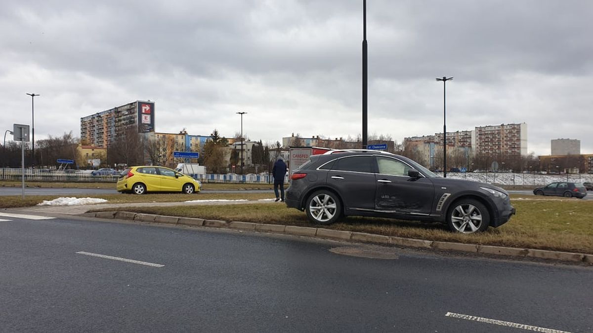 Wjechał na skrzyżowanie wprost przed infiniti. Kolejne zderzenie pojazdów na rondzie przy Makro (zdjęcia)