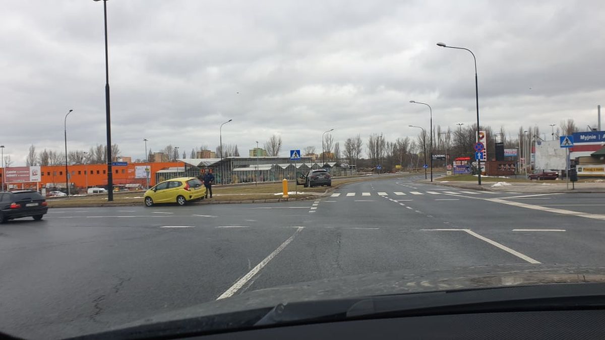 Wjechał na skrzyżowanie wprost przed infiniti. Kolejne zderzenie pojazdów na rondzie przy Makro (zdjęcia)