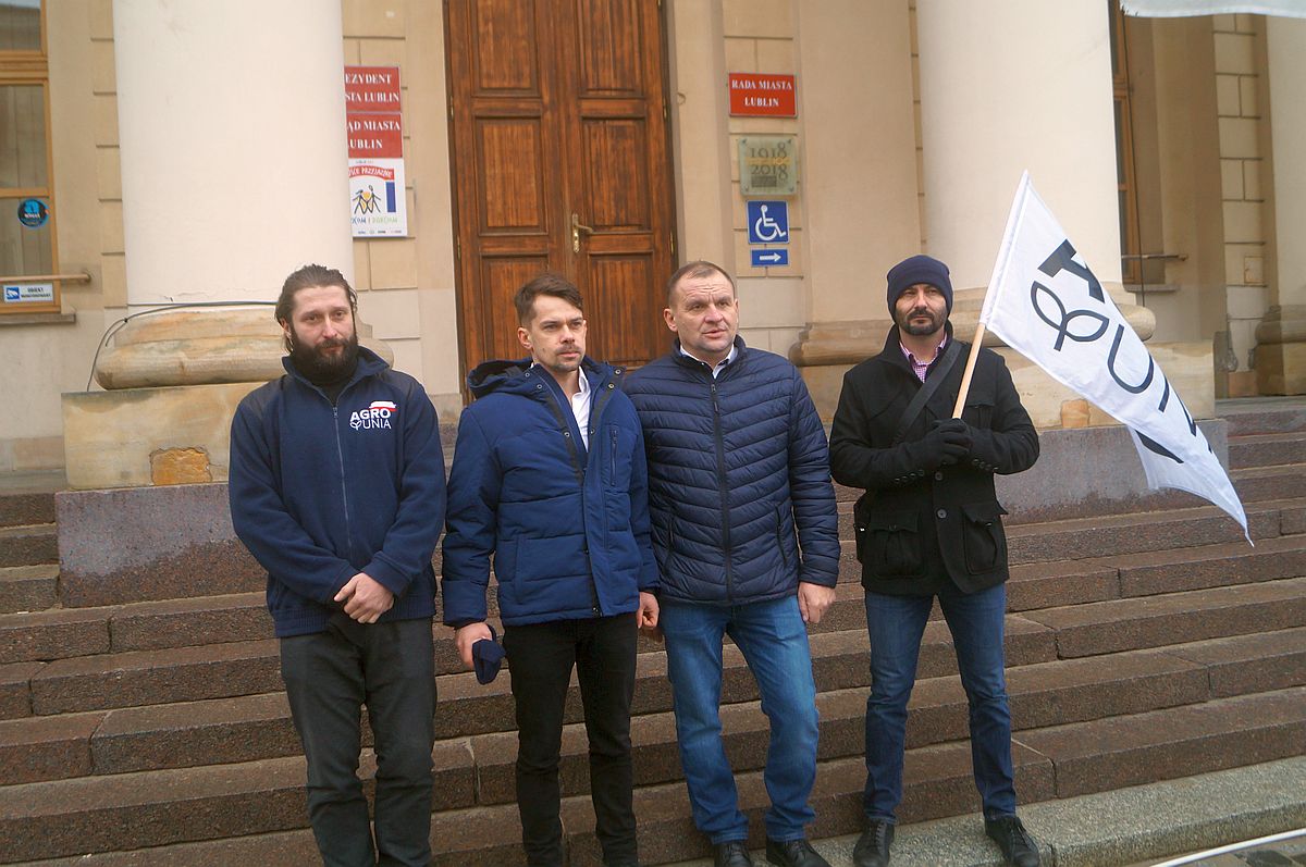 Rolnicy wychodzą na ulice, zablokują ruch w miastach. „Nie będziemy siedzieć cicho i wieszać się w stodołach” (zdjęcia)